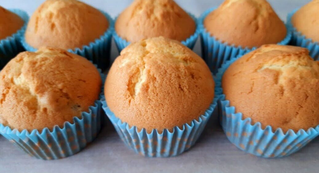 Дуже ніжні і соковиті кекси із 2-ма незвичайними інгредієнтами: завжди високі та мʼякі 