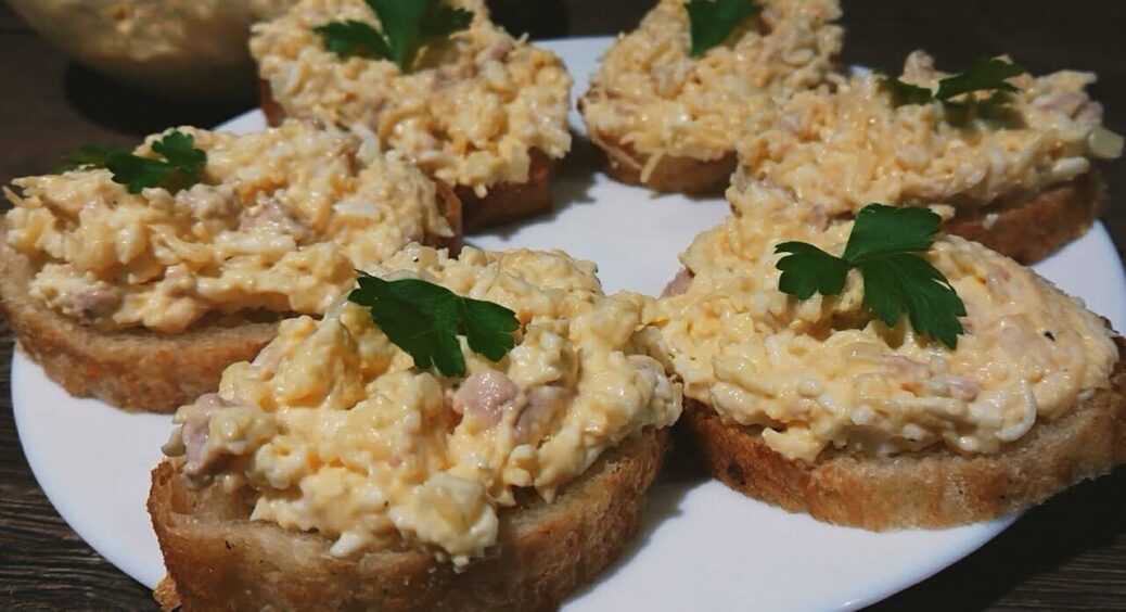 Якщо шукаєте цікаву закуску до столу: приготуйте намазку з печінки тріски. Така виручить вас завжди 