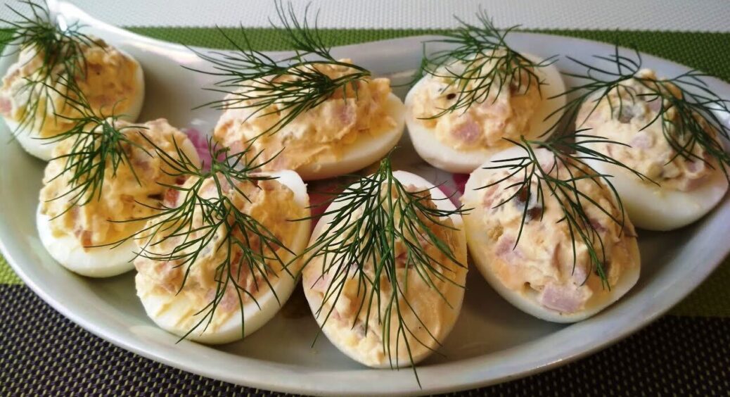 Фаршировані яйця – хіт на всі часи: рецепт супер закуски на Новий рік. Не залишиться і крихти 