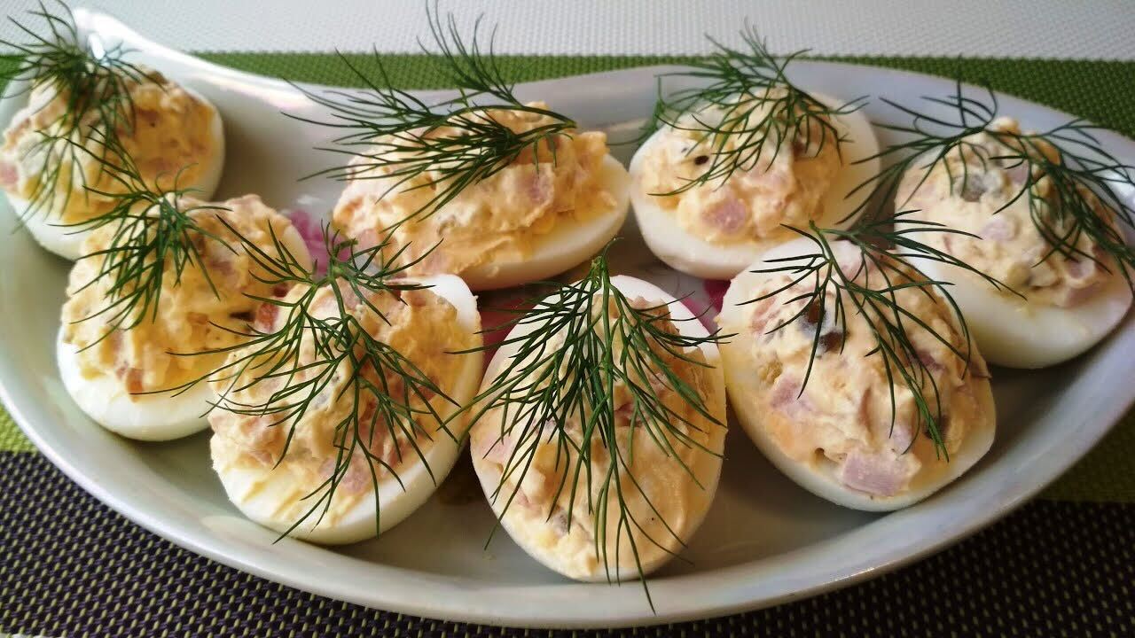 Найсмачніші фаршировані яйця, які ви куштували: робимо з солоним огірком та шинкою