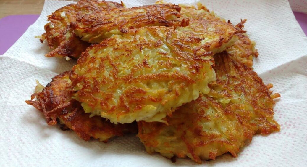 Терта картопля для дерунів більше не потемніє: додайте 1 ложку цього інгредієнта і ахнете 