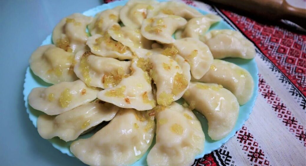 Не пиріжки з цибулею і яйцем, а вареники: найкраща начинка, яку можна придумати. Економить час та гроші 