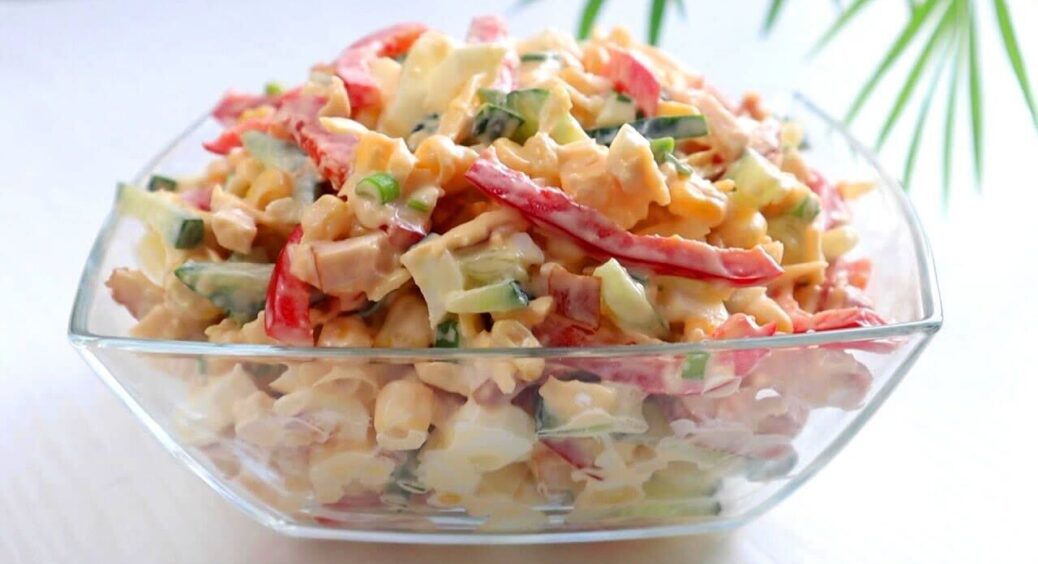 Відомий салат “Київський” вже готується дивувати ваших гостей: неймовірна страва з простих інгредієнтів 