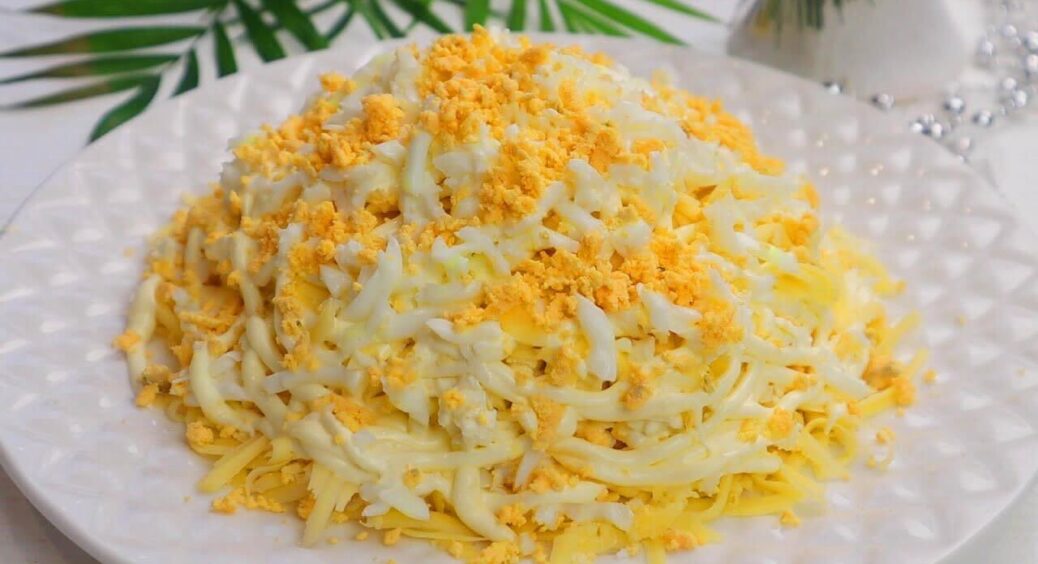 Салат “Білочка” всього з 3 інгредієнтів: проста закуска до святкового столу на будь-який привід. Неймовірний 