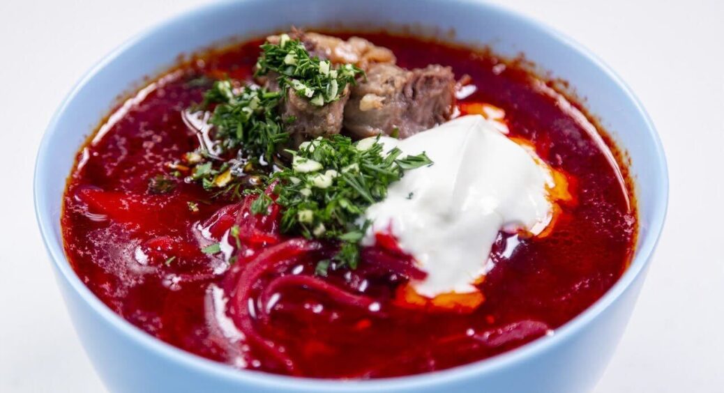 Як правильно обсмажити буряки, щоб борщ мав неймовірний насичений колір та смак: таке варто знати 