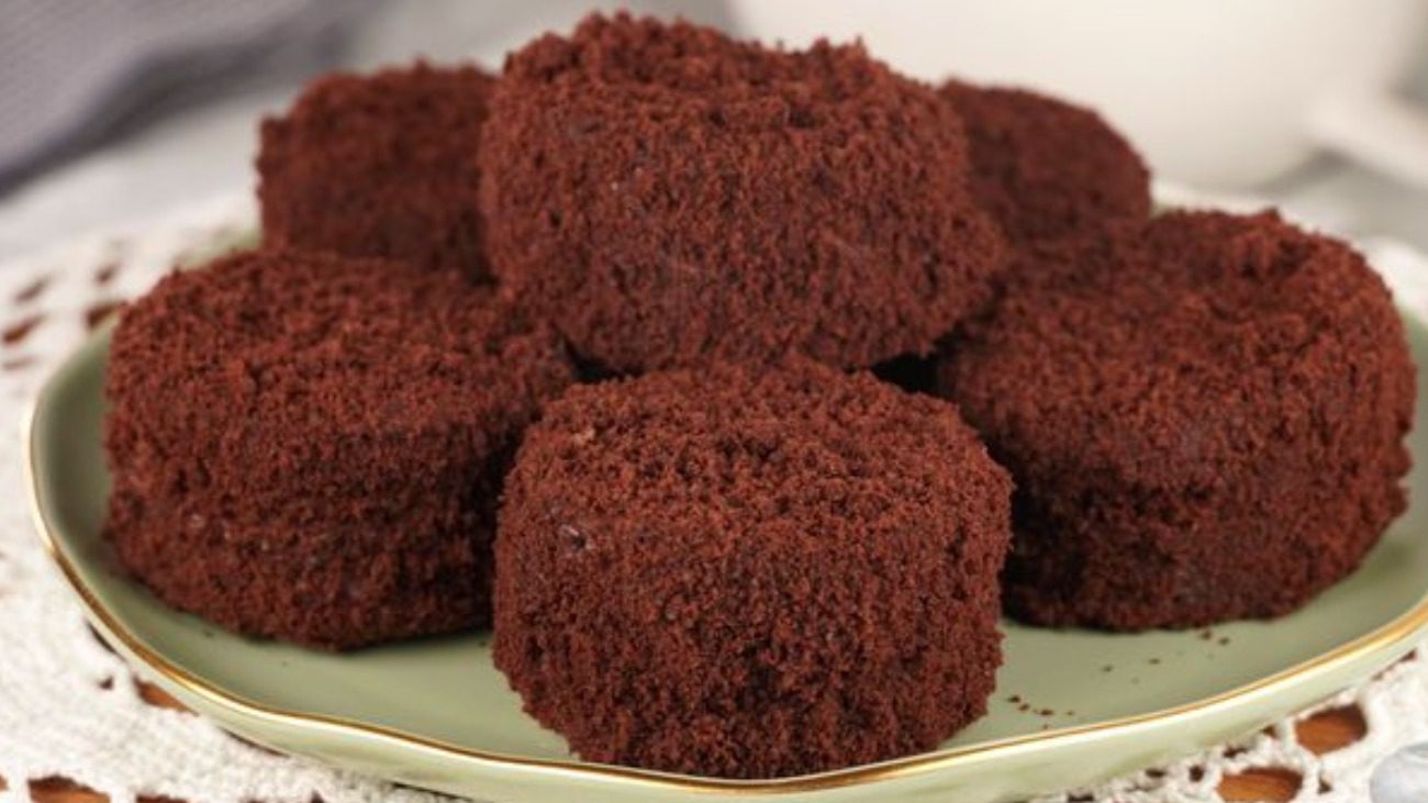 Рецепт шоколадних тістечок зі сметанковим кремом та згущеним молоком