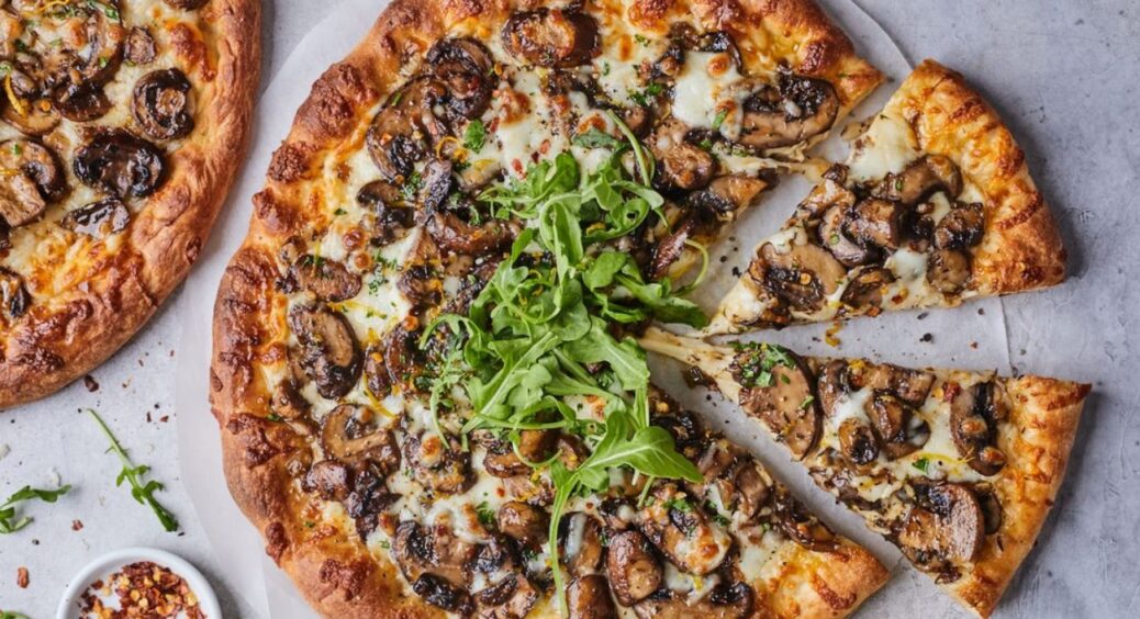 Рецепт домашній, а наче як з ресторану: рецепт запашної та ситної піци з ковбасою, шампіньйонами та оливками 
