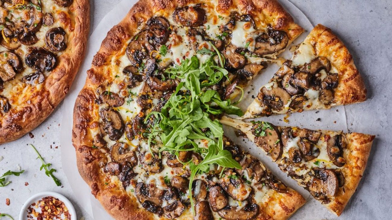 Рецепт найсмачнішої домашньої піци з ковбасою, шампіньйонами та оливками