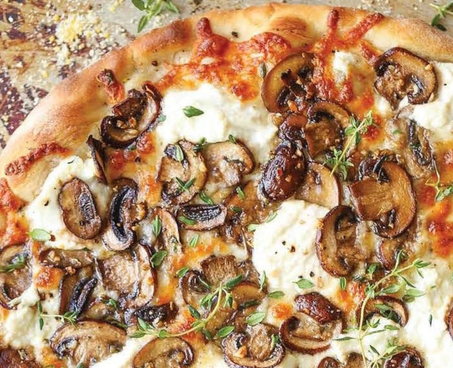 Рецепт найсмачнішої домашньої піци з ковбасою, шампіньйонами та оливками