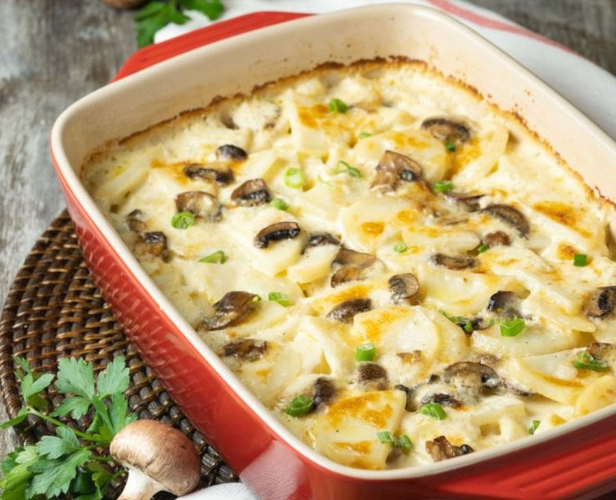 Ідеальна вечеря: рецепт картопляної запіканки з грибами та ковбасою