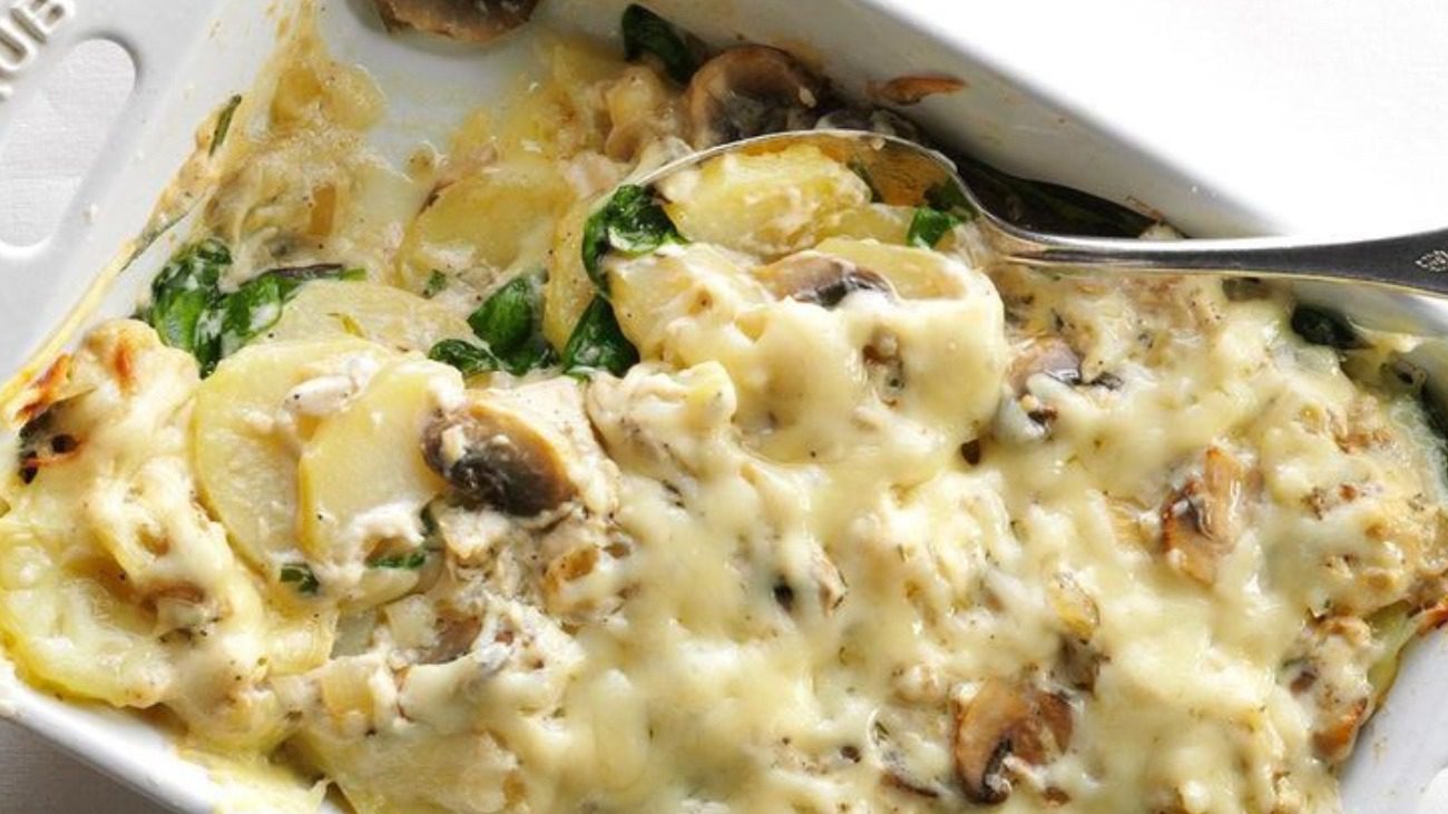 Ідеальна вечеря: рецепт картопляної запіканки з грибами та ковбасою