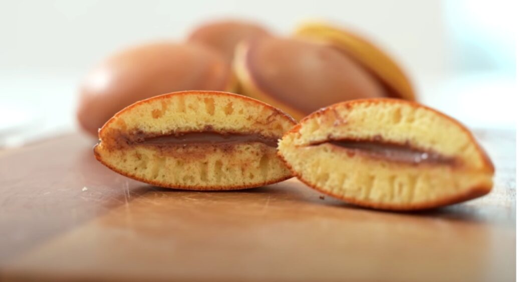 Пишні японські оладки Дораякі: відрізняються лише одним інгредієнтом – змінює весь смак та структуру 