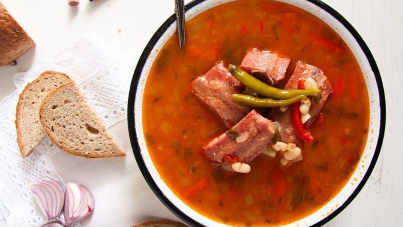 Секрет приготування найсмачнішого супу з копченими реберцями та квасолею