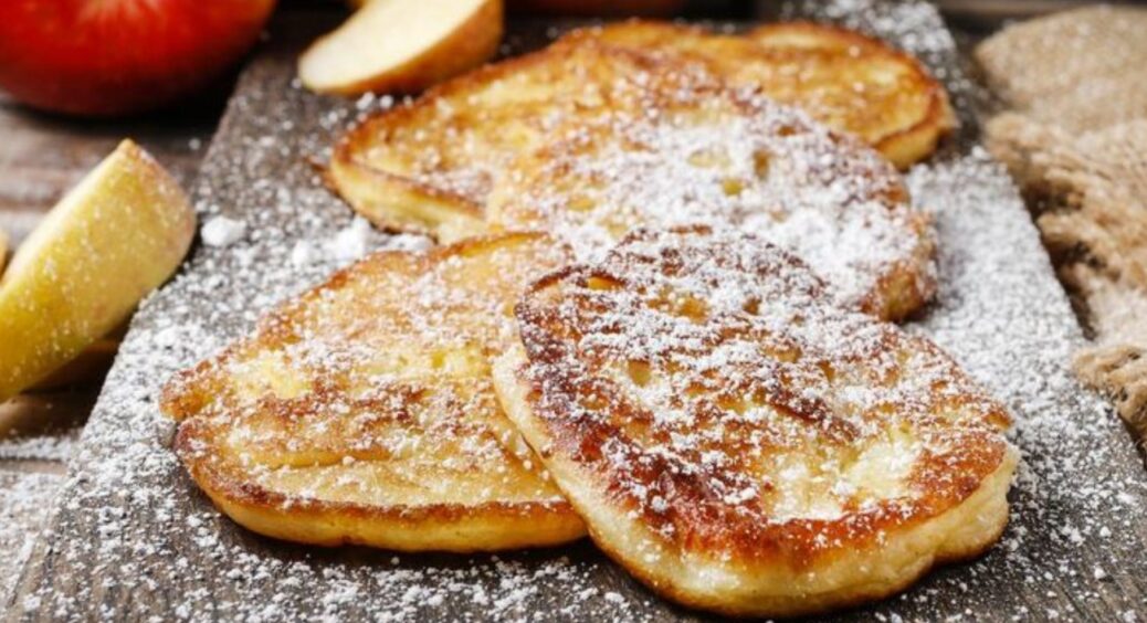 Молоко та кефір навіть не знадобляться: рецепт легких яблучних оладок на сніданок. Пару хвилин і готово 