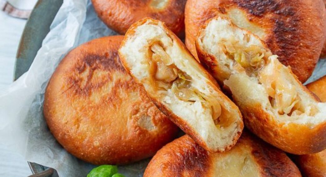 І чому я раніше так не робила? Надшвидкий рецепт пиріжків як на базарі: тісто пористе, м’яке, багато начинки 