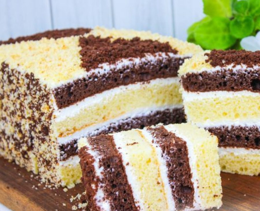 Рецепт домашнього торта сметанник з білим та шоколадним бісквітом
