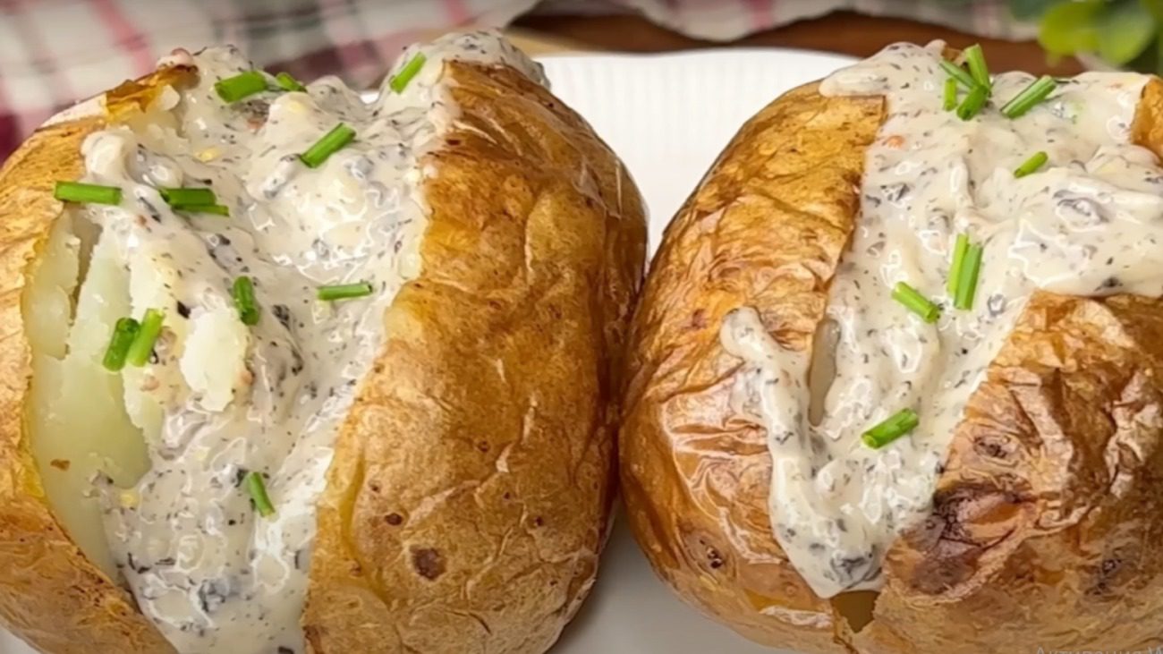Рецепт найсмачнішої печеної картоплі з начинкою та грибним соусом