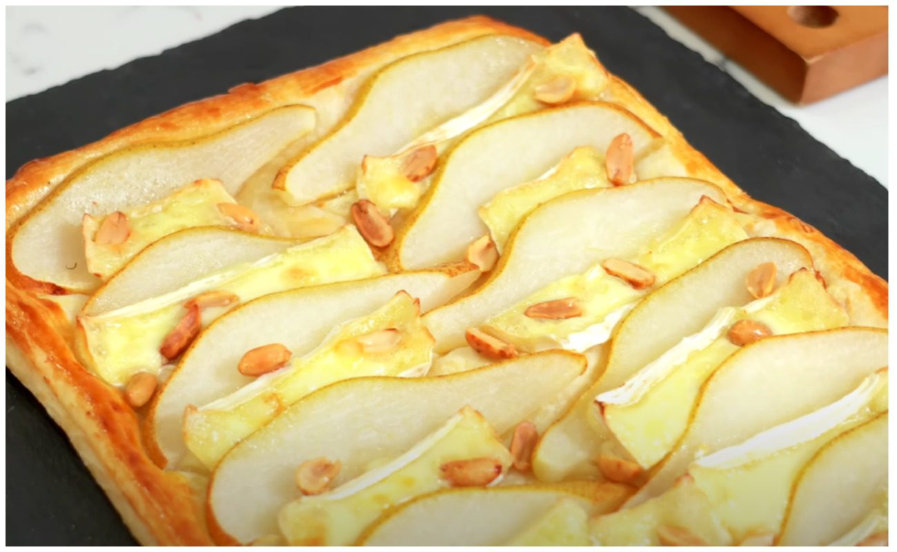 Пиріг із листкового тіста з сиром та грушами