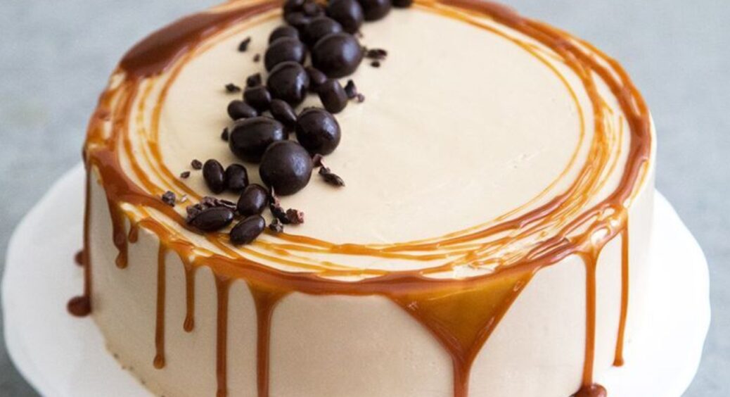 Популярний торт “Карамельна дівчинка”: смачний і простий. Зробити легко лише за 30 хвилин навіть без міксера 