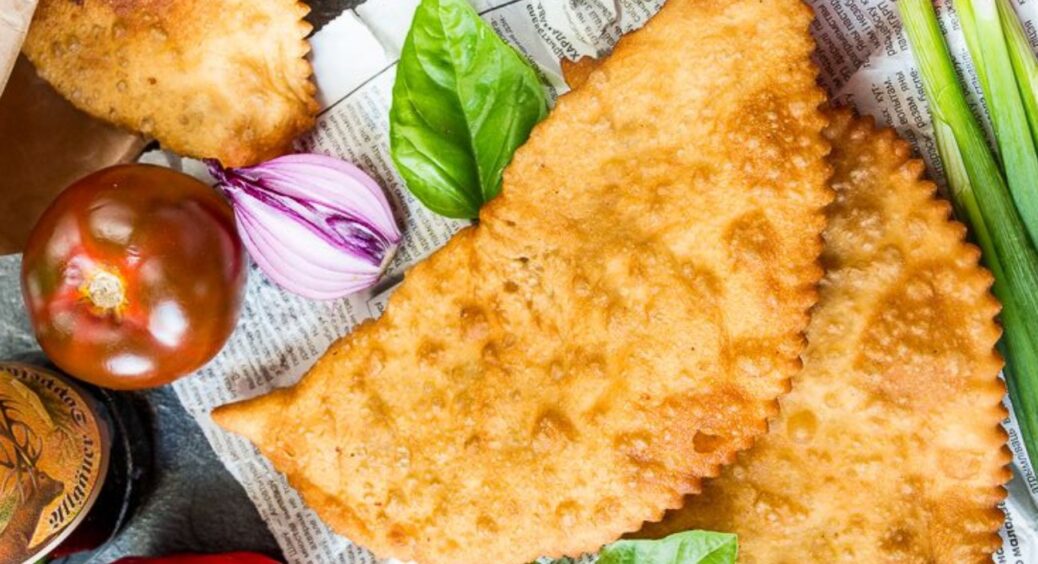 Таких чебуреків ви ще не ніколи готували – найлінивіший і найсмачніший рецепт: вам вони сподобаються 