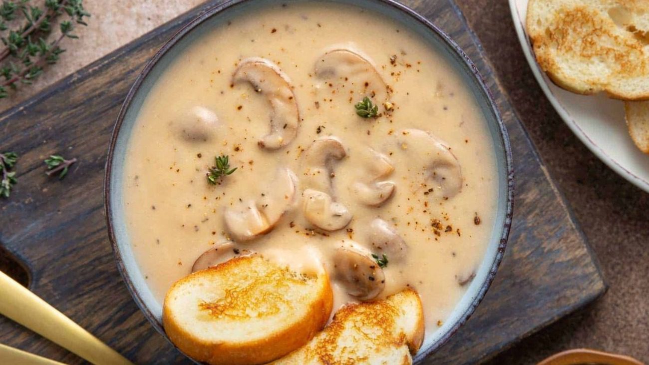 Рецепт смачного та ситного крем-супу з грибами, картоплею та зеленню