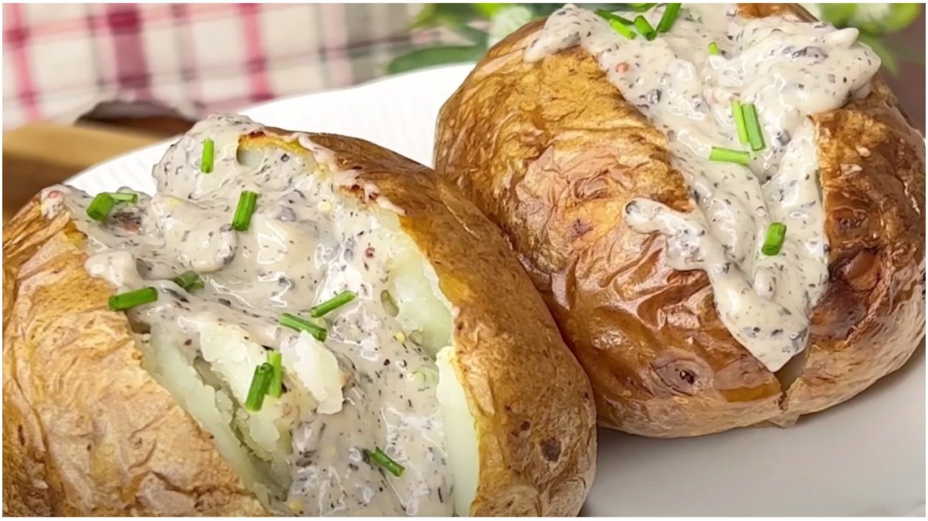 Смачна картопля з сиром, часником і грибним соусом - французький рецепт 