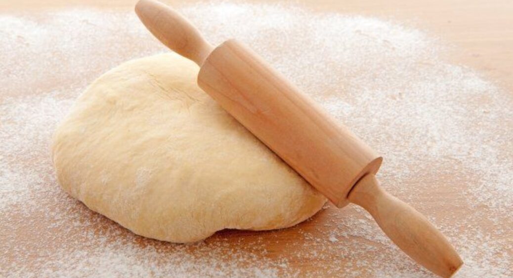 Ідеальне тісто для пирогів за “5 хвилин”, з якого ліпити – одне задоволення: безхлопотний рецепт на завжди 