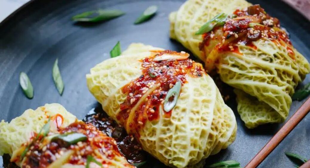Діти щодня просять готувати ці хрусткі рулетики: швидкий перекус з пекінської капусти та сирної начинки 