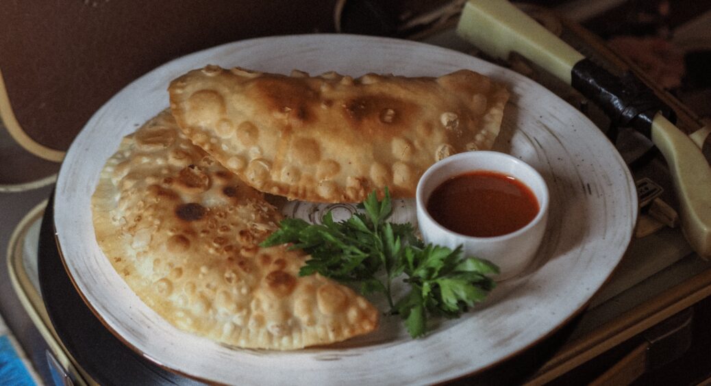 Випросила рецепт у подруги: рецепт приготування чебуреків на кефірі. Виходять пухкі, соковиті та дуже хрумкі 