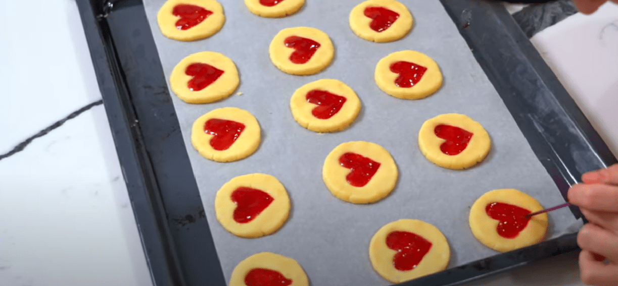 Печиво з джемом у вигляді сердечка: простий рецепт на День закоханих