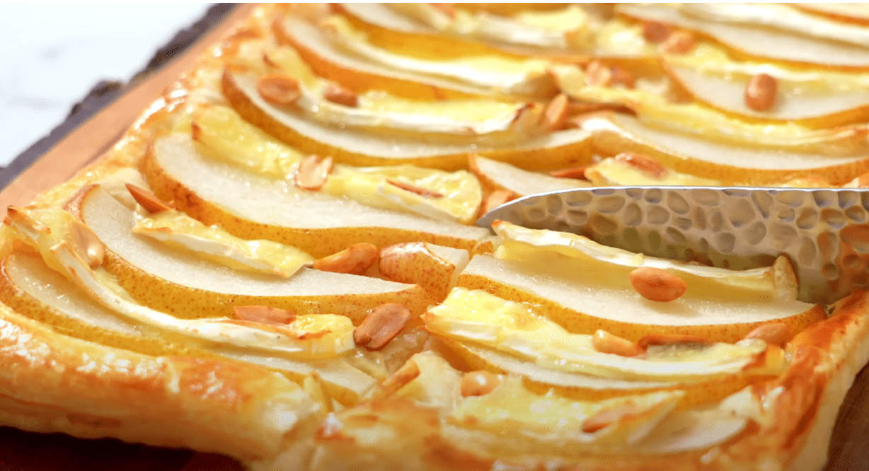 Пиріг із листкового тіста з сиром та грушами