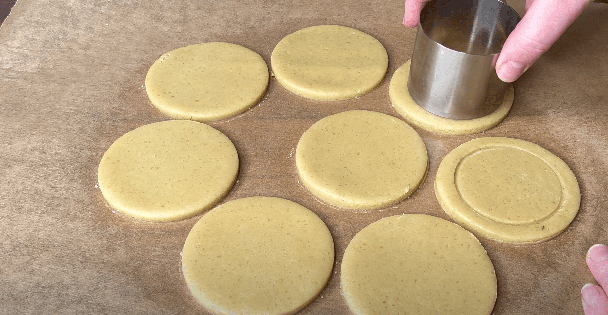 Простий рецепт пісочного печива, щедро просоченого маслом із тонким смаком ванілі