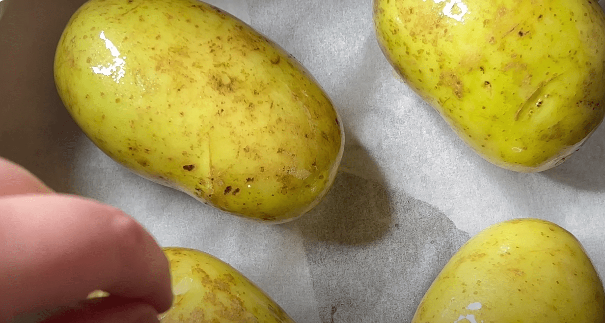 Смачна картопля з сиром, часником і грибним соусом - французький рецепт 