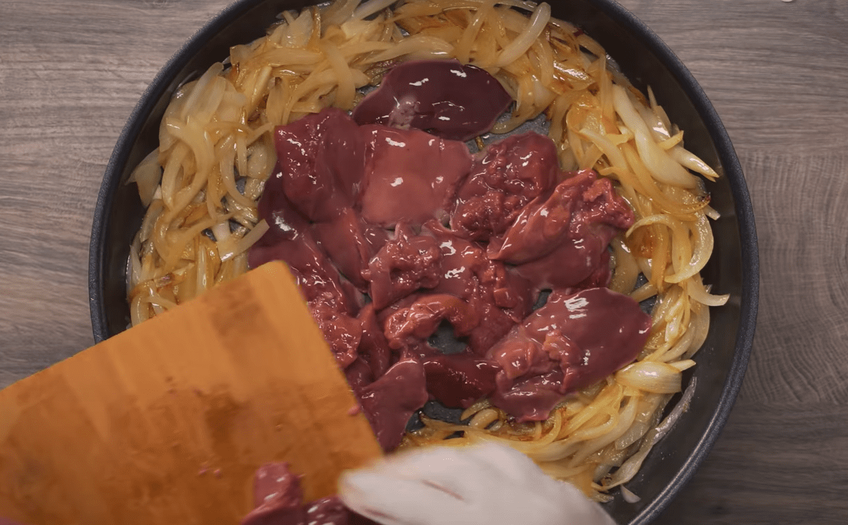 Рецепт приготування курячої печінки у сметанному соусі