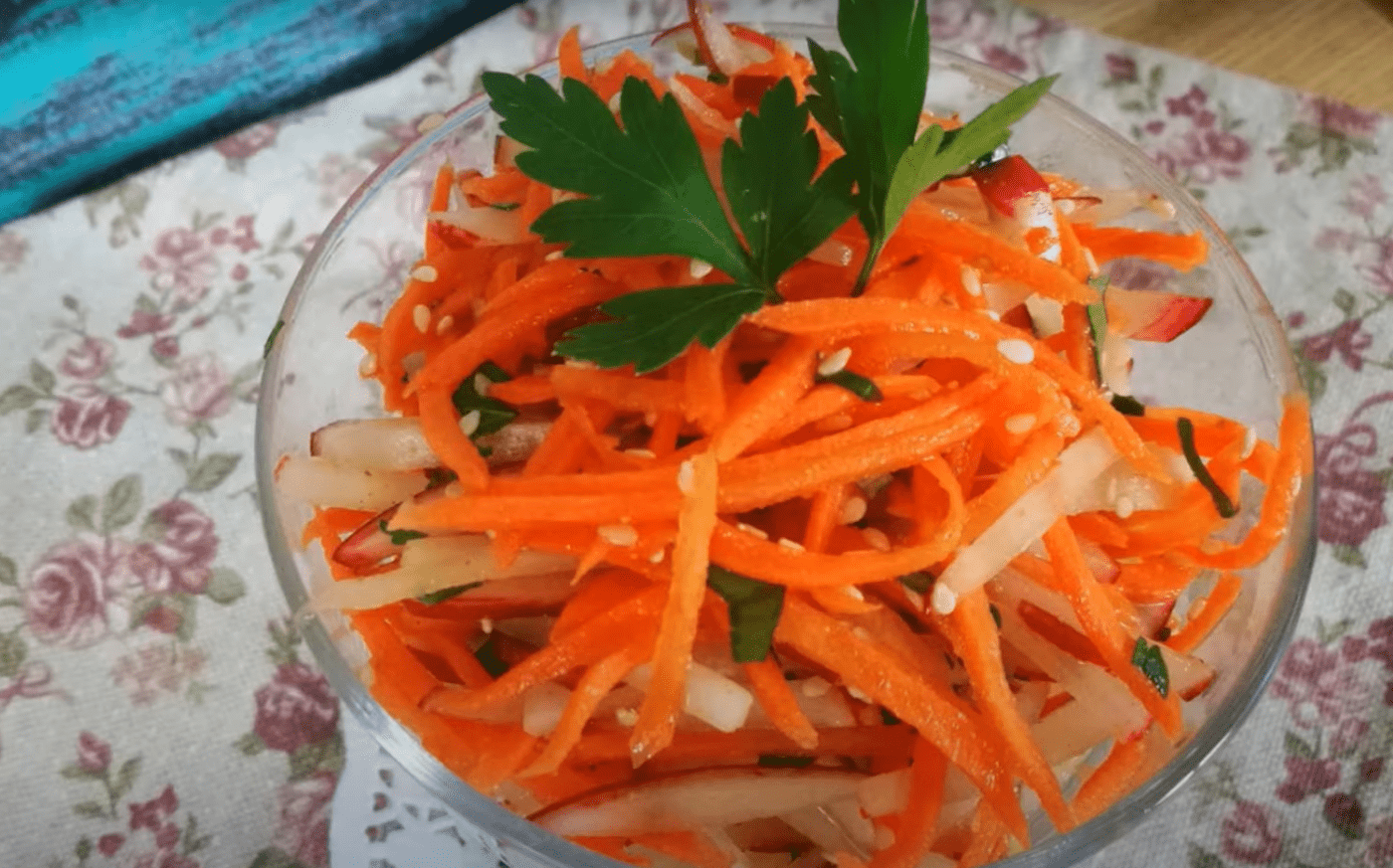Швидкий салат з редисом та морквою