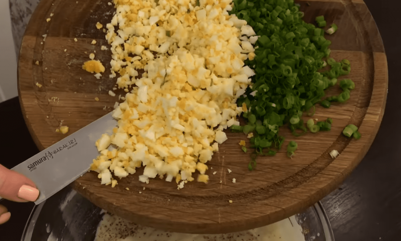 Рецепт приготування солоних оладок з зеленою цибулею та яйцем