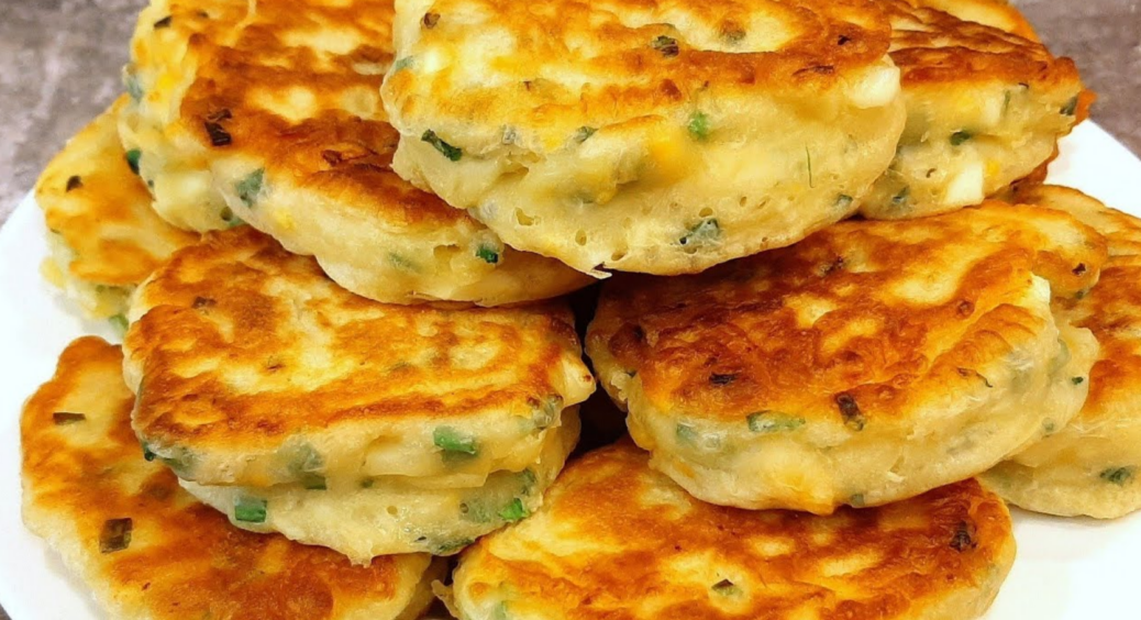 Пишні та м’якенькі навіть коли охолонуть: рецепт приготування солоних оладок з зеленою цибулею та яйцем 