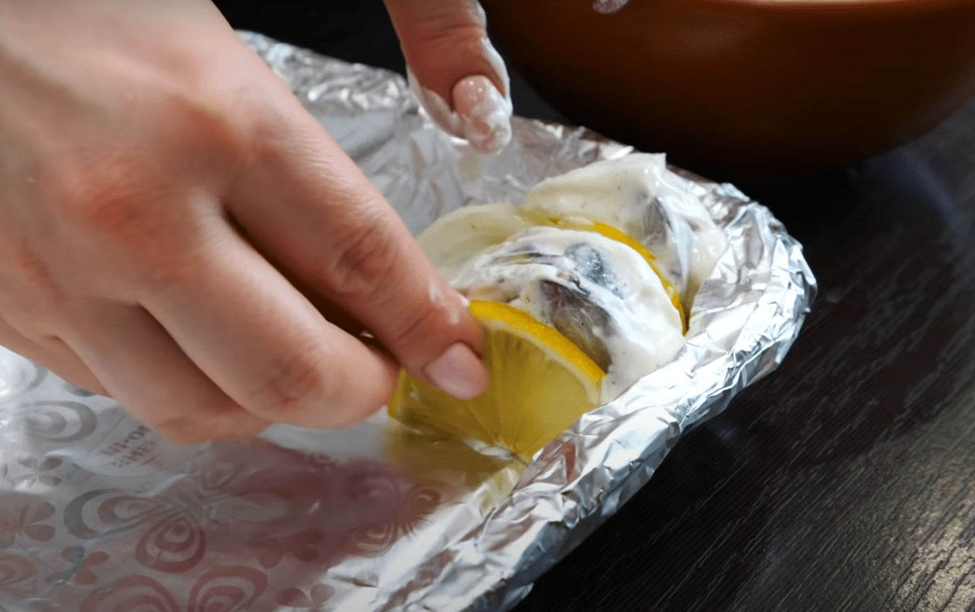 Рецепт запеченої скумбрії з лимоном у сметанному соусі