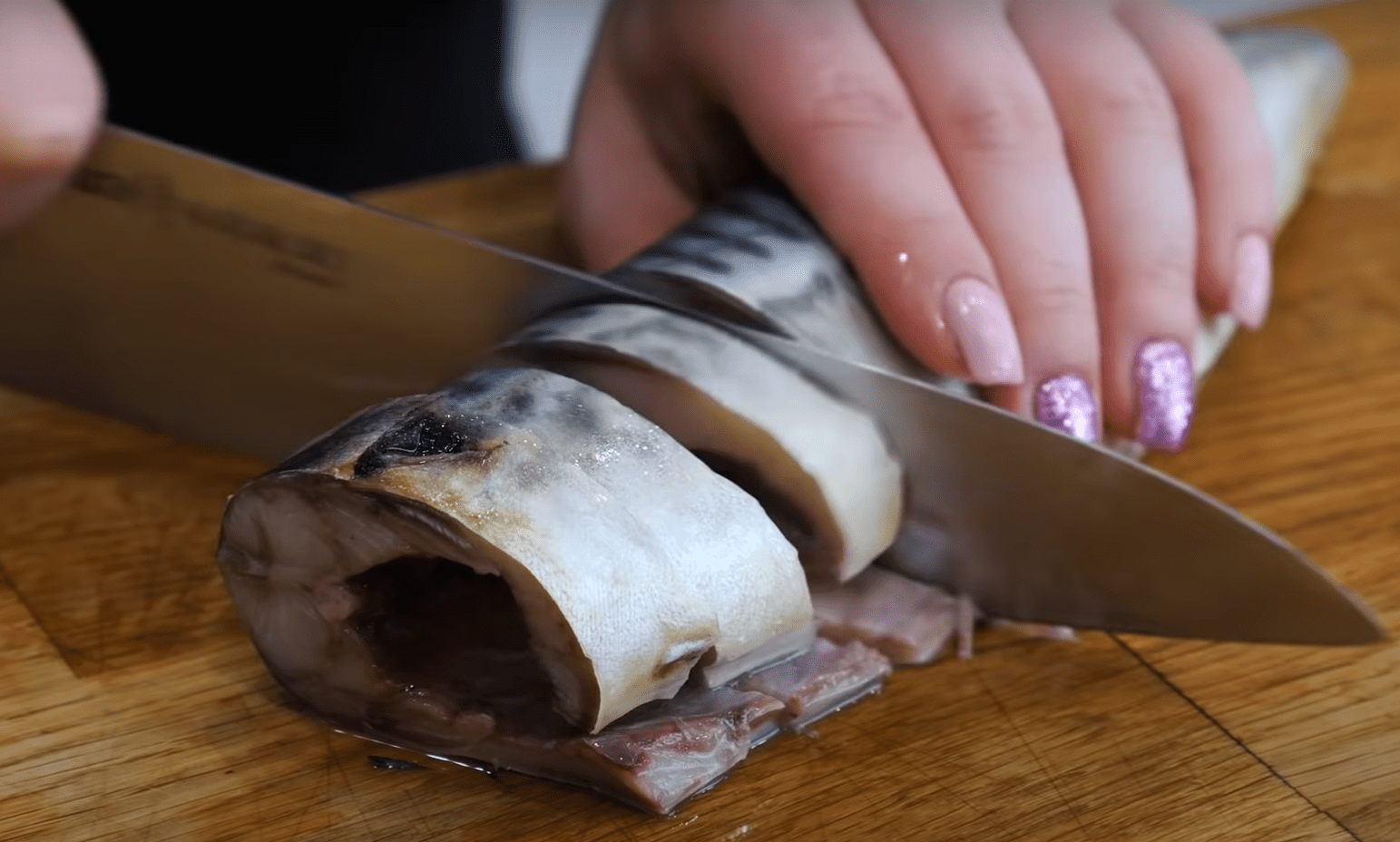 Рецепт запеченої скумбрії з лимоном у сметанному соусі