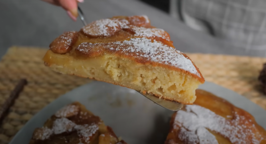 Рецепт шарлотки з яблуками на сковороді: швидкий, простий та смачний десерт без зайвих заморочок 