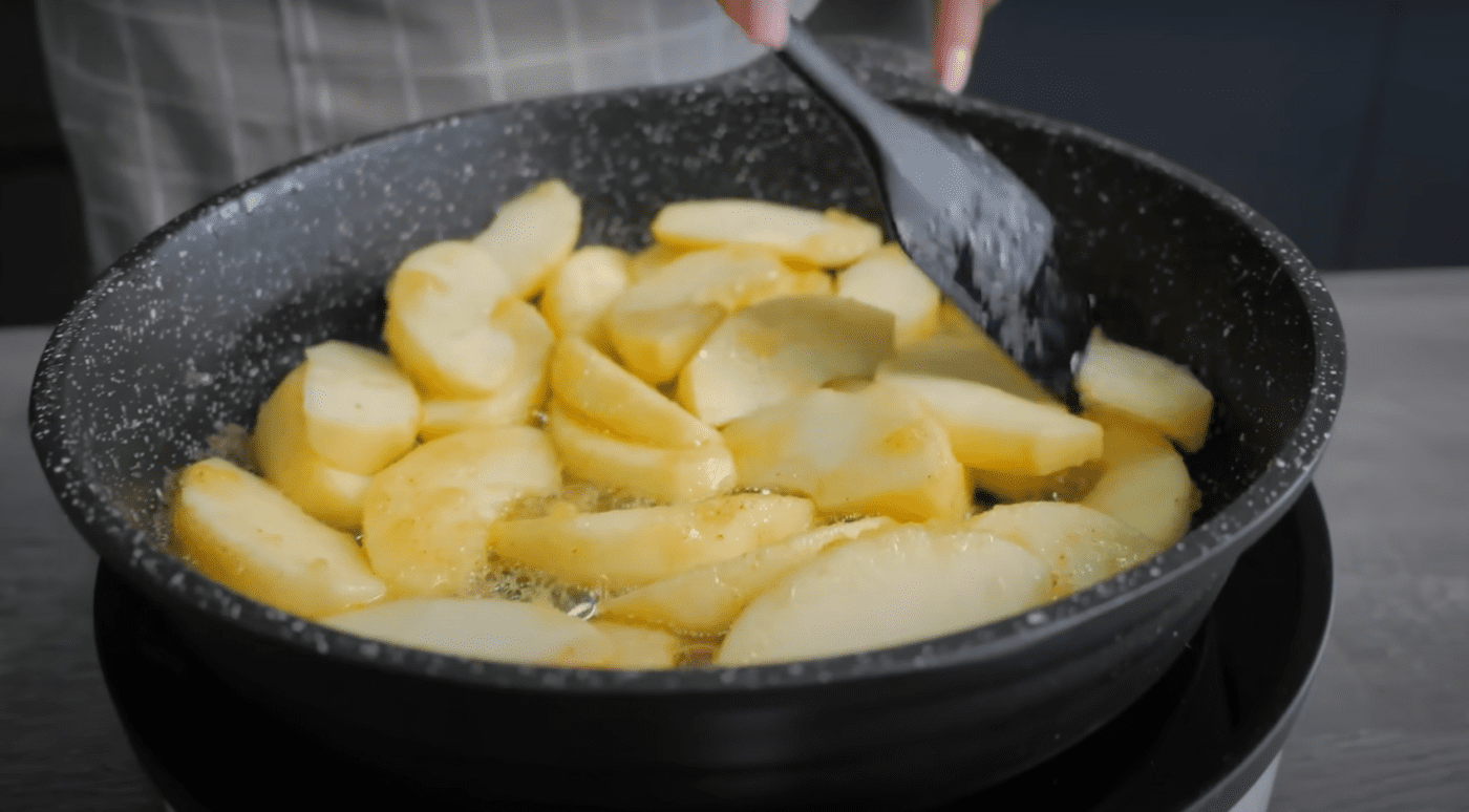Рецепт приготування шарлотки з яблуками на сковороді