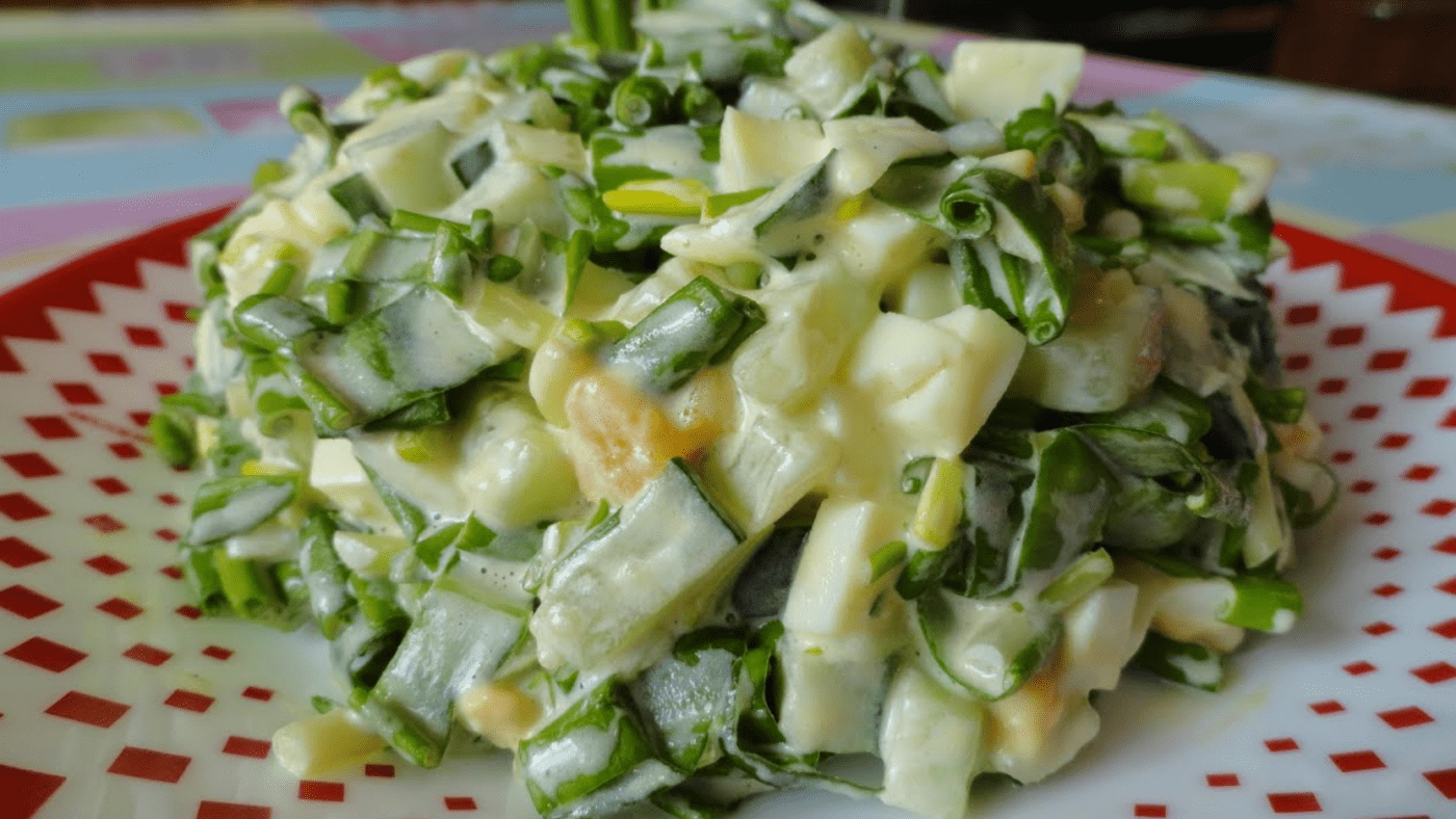 Рецепт приготування салату з черемшею та яйцем