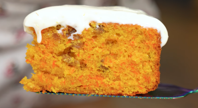 Ароматний та апетитний десерт із найпростіших продуктів: рецепт морквяного пирога зі сметанним кремом 