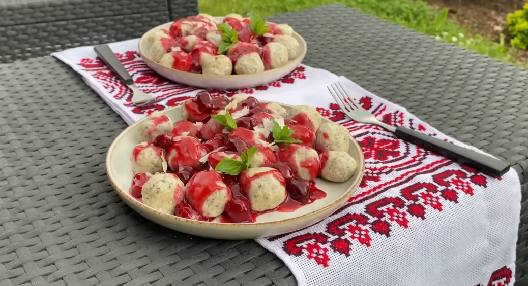 Виглядає гарно, готується просто, а смакує на 10 з 10: рецепт лінивих вареників з маком у вишневому соусі 