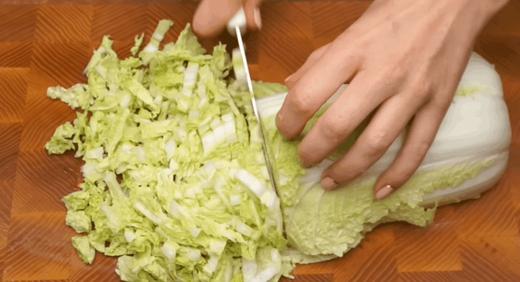 Готуємо легкий салат без варіння овочів: хрумкий, свіжий і зовсім не важкий для шлунка 