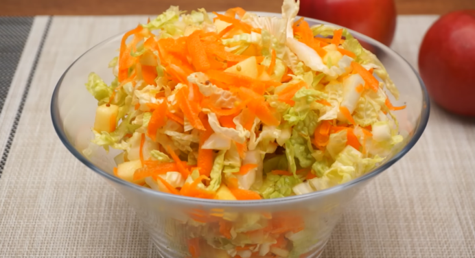 Не рецепт, а справжній вітамінний скарб за 5 хвилин: салат з пекінською капустою без майонезу. Береже талію 