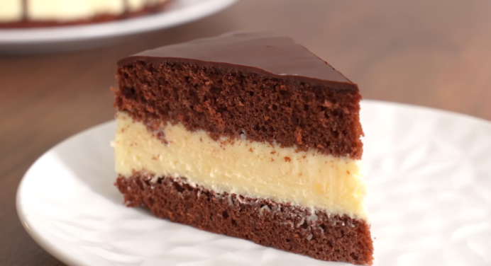 Повітряний шоколадний бісквіт та ніжний заварний крем: легендарний рецепт ідеального торта “Ескімо” 