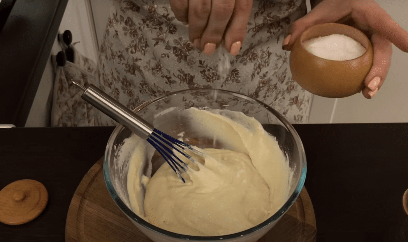 Рецепт приготування солоних оладок з зеленою цибулею та яйцем