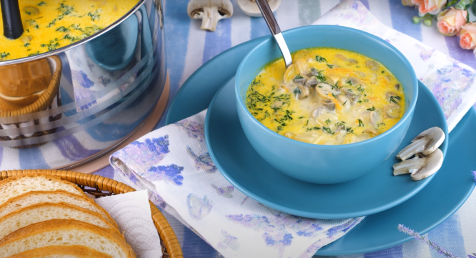 Давно дізналася рецепт у подруги та з задоволенням готую по сей день: вершково-сирний суп з печерицями 