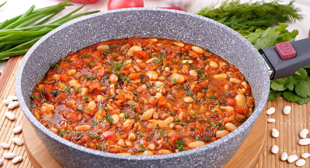 Пряне томатне рагу з білої квасолі: смачне та дуже корисне, з апетитним ароматом бекону та спеціями 
